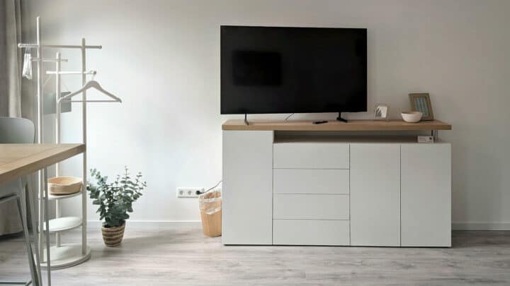 MainZauber Apartments früher MainTerrasse Miltenberg am Main - Helle Luxus-Ferienwohnung in der Altstadt: moderne Einrichtung, TV, Kleiderschrank, Holztisch und stilvolles Ambiente.