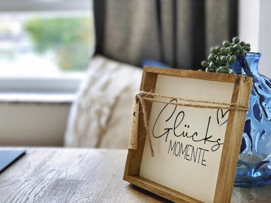 MainZauber Apartments früher MainTerrasse Miltenberg am Main - Entdecken Sie Ihre Traumferienwohnung mit „Glücksmomente“. Diese luxuriöse Unterkunft bietet eine Mischung aus Komfort und Stil, perfekt für Ihren erholsamen Urlaub. Stellen Sie sich vor, Sie entspannen in einem wunderschön eingerichteten Raum, komplett mit durchdachten Details wie eleganter Inneneinrichtung. Genießen Sie die atemberaubende Aussicht durch große Fenster, die das Luxusapartment mit natürlichem Licht und Ruhe erfüllen. Egal, ob Sie einen romantischen Rückzugsort oder einen Familienurlaub planen, unsere Ferienwohnung verspricht unvergessliche Erinnerungen und ultimative Entspannung. Buchen Sie jetzt Ihren Aufenthalt, um diese glücklichen Momente aus erster Hand zu erleben!