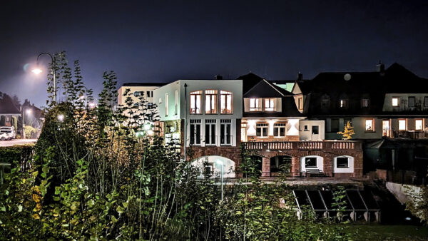 MainZauber Apartments früher MainTerrasse Miltenberg am Main - Erleben Sie einen bezaubernden Kurzurlaub in unserem luxuriösen Ferienapartment, das an einem malerischen, von Bäumen gesäumten Weg liegt. Diese elegante Unterkunft verfügt über große Fenster, die viel Tageslicht hereinlassen und eine warme und einladende Atmosphäre schaffen. Bei Einbruch der Dunkelheit bietet die wunderschön beleuchtete Umgebung eine ruhige Atmosphäre, die perfekt zum Entspannen einlädt. Das sanfte Leuchten der Straßenlaternen hebt die exquisite Architektur und das üppige Laub hervor und sorgt dafür, dass Ihr Aufenthalt sowohl komfortabel als auch unvergesslich ist. Unser Luxusapartment ist ideal für alle, die während ihres Urlaubs eine außergewöhnliche Unterkunft suchen, und verspricht einen unvergesslichen Kurzurlaub.