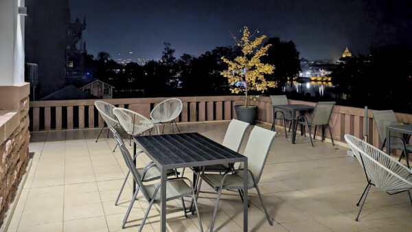 MainZauber Apartments früher MainTerrasse Miltenberg am Main - Erleben Sie die ultimative Urlaubsunterkunft mit unserem Luxusapartment mit atemberaubender Dachterrasse. Bei Einbruch der Dunkelheit genießen Sie von diesem exklusiven Aussichtspunkt aus einen bezaubernden Blick auf die glitzernde Stadtlandschaft. Stellen Sie sich vor, Sie entspannen sich an den elegant arrangierten Tischen und Stühlen auf dem wunderschön gefliesten Boden im Schein der Lichter der Stadt. Ein bezaubernder Topfbaum mit leuchtend gelben Blättern verleiht Ihrem ruhigen Abend einen Farbtupfer. Wählen Sie unser Ferienapartment für einen unvergesslichen Kurzurlaub voller Komfort und Eleganz.