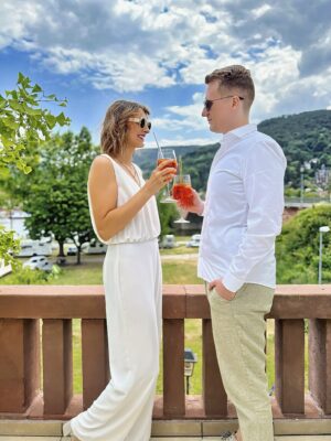 MainZauber Apartments Miltenberg am Main - Erleben Sie den ultimativen Kurzurlaub in einer luxuriösen Ferienwohnung, perfekt für Ihren Traumurlaub. Stellen Sie sich vor, Sie stehen auf einem geräumigen Balkon, in Ihrer liebsten Sommerkleidung und Sonnenbrille, und genießen den Moment mit einem erfrischenden Orangengetränk in der Hand. Unsere Premium-Unterkünfte liegen eingebettet in üppiges Grün mit atemberaubender Aussicht, die unvergleichliche Entspannung und Freizeit verspricht. Gönnen Sie sich die perfekte Umgebung für einen unvergesslichen Urlaub!