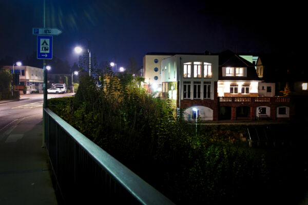 MainZauber Apartments früher MainTerrasse Miltenberg am Main - Entdecken Sie die perfekte Ferienwohnung in einer ruhigen Straße, die sich ideal für Ihren nächsten Kurzurlaub eignet. Genießen Sie ruhige Nächte in sanft beleuchteten Luxusunterkünften, die Wärme und Komfort ausstrahlen. Diese erstklassige Lage zeichnet sich durch eine sorgfältig gepflegte Umgebung mit üppigem Grün entlang der Straße aus, was für eine friedliche Atmosphäre sorgt. Es stehen günstig gelegene Parkplätze zur Verfügung, die durch gut gekennzeichnete Schilder und Fußgängerüberwege zur einfachen Orientierung hervorgehoben sind. Erleben Sie die Mischung aus Entspannung und Eleganz in diesem begehrten Reiseziel als Ihre ultimative Urlaubsunterkunft.